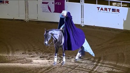 Tout le monde est sous le charme lorsqu'elle arrive à dos de cheval et enlève sa cape...