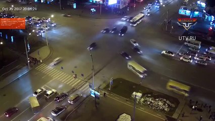 Vous ne devinerez jamais qui va aider ce vieil homme en difficulté pour traverser une grande avenue...