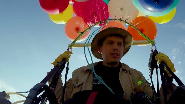 Il vole dans les airs grâce à des ballons de baudruche