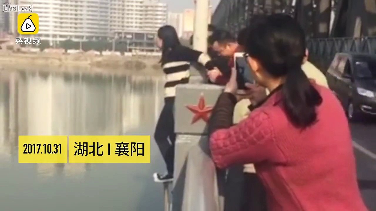 Girl tries to commit suicide by jumping from a bridge, strangers grab her arms