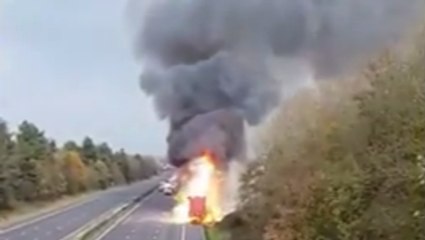 下载视频: Dramatic Lorry Fire Causes Delays on M1