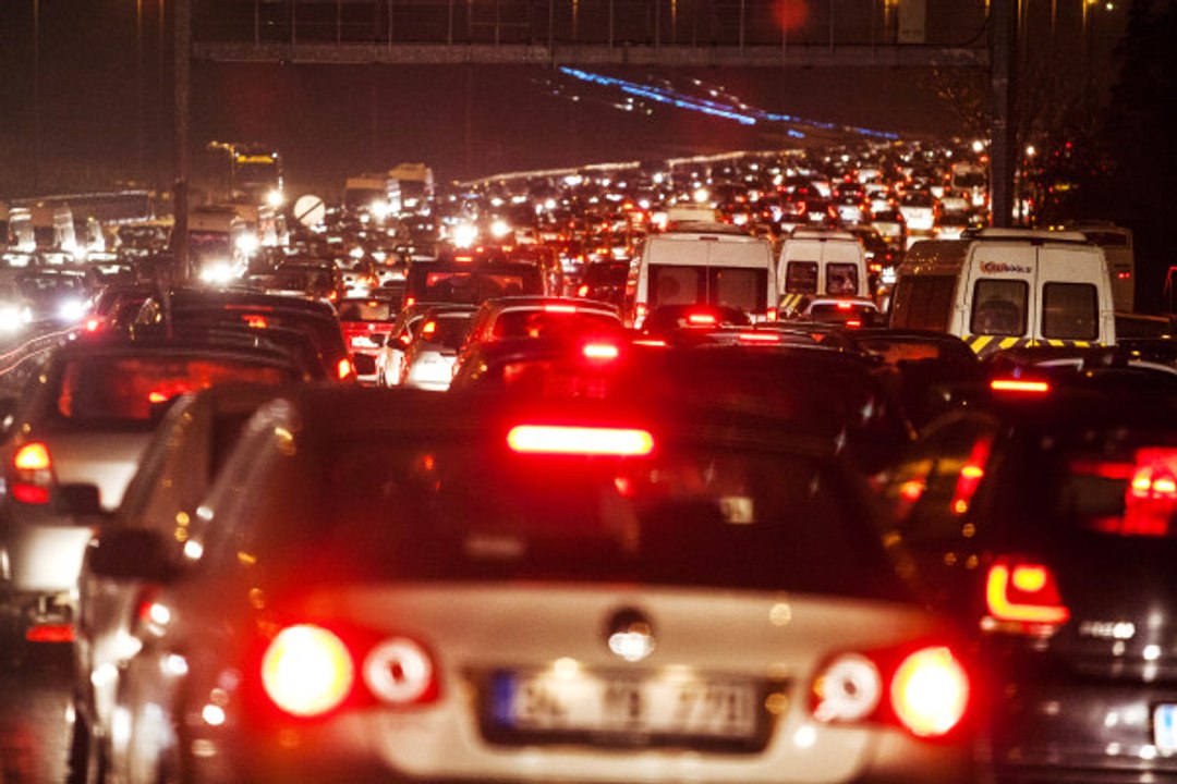 Cevizlibağ'da Metrobüs Yoluna Araç Girdi, E-5'te Trafik Durma Noktasına Geldi