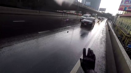 Un motard sauve la vie d’un chaton en plein milieu de la route !