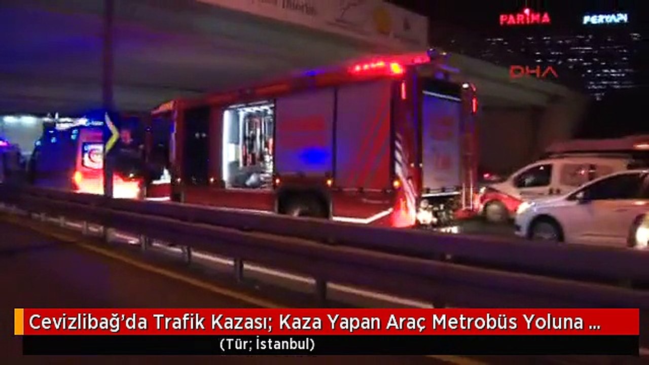Cevizlibağ'da Trafik Kazası; Kaza Yapan Araç Metrobüs Yoluna Girdi; 2 Kişi Yaralandı
