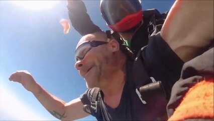 Il perd son dentier en plein saut en parachute... tendu pour le retrouver en bas!