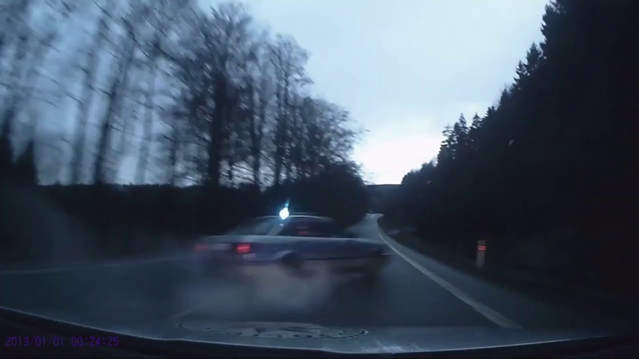 Regardez comment les policiers tchèque font pour arreter les fuyards pendant les courses poursuites ! Radicale
