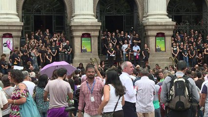 Artistas de Rio reclaman con música el pago de sus salarios