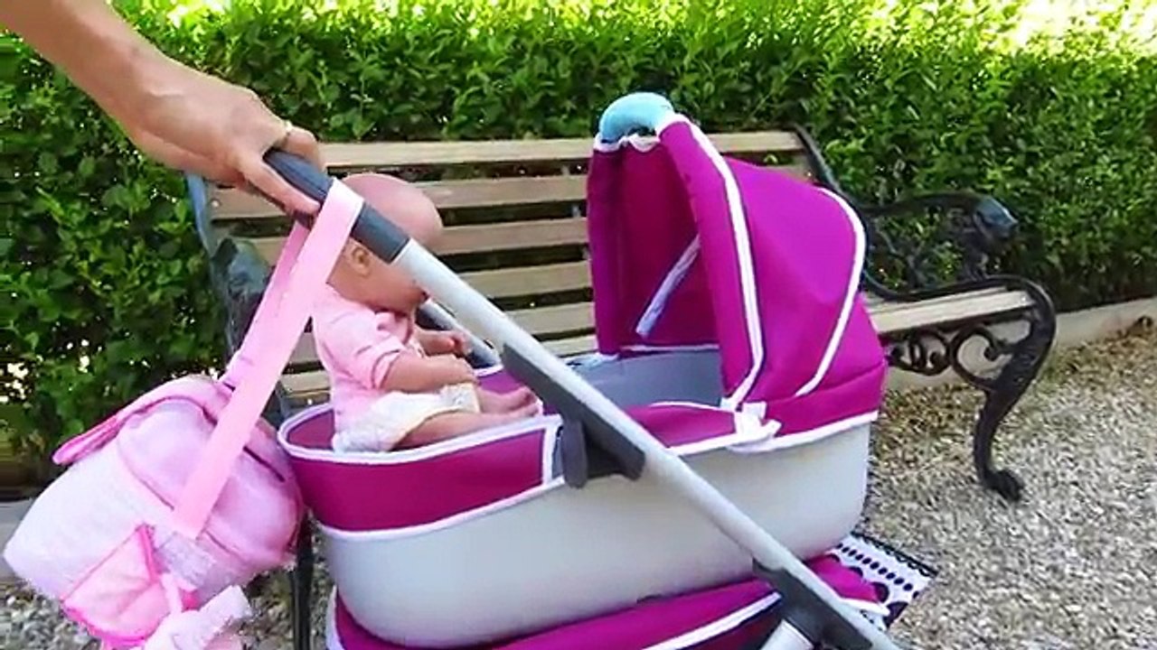 Día de parque con el cochecito silla de paseo de la bebé Ana y con la muñeca Lucía en Mundo Juguetes