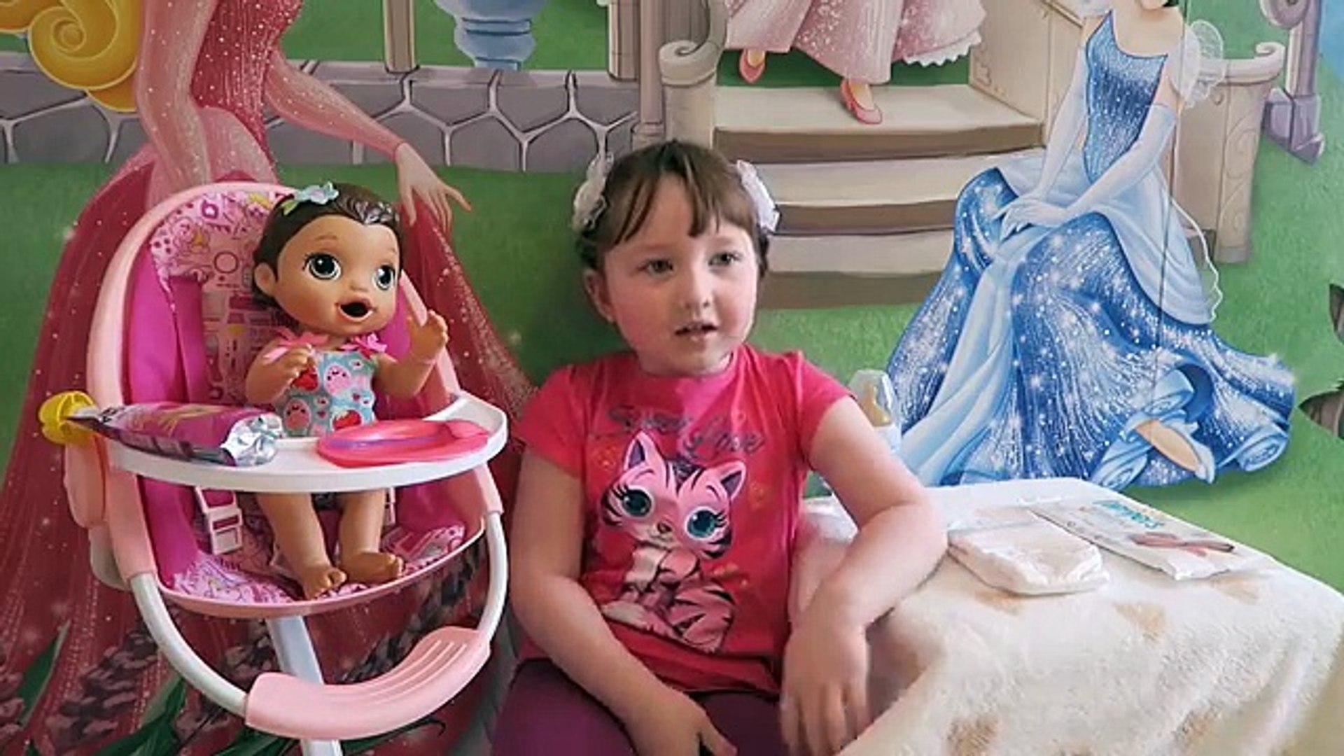 ⁣Маша кормит куклу Эмили Беби Элайф меняет подгузник baby alive Super Snacks Snackin Lily