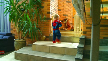 Bad baby Spiderman bath wih Bananas video for kids-rwDshlYjWTU