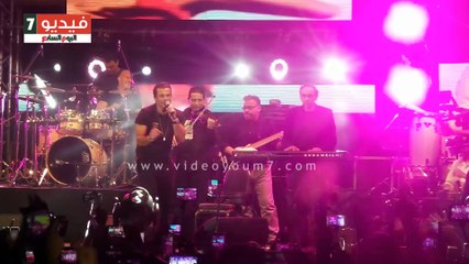 عمرو دياب يغنى "وياه" لايف