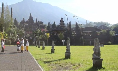 Hari Raya Galungan untuk Pengungsi Gunung Agung
