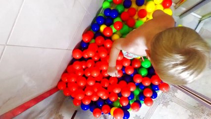 Funny Baby Prank Bad baby learn colors with Balls in the shower, Finger family nursery rhyme song-XIlLrjOPJcQ