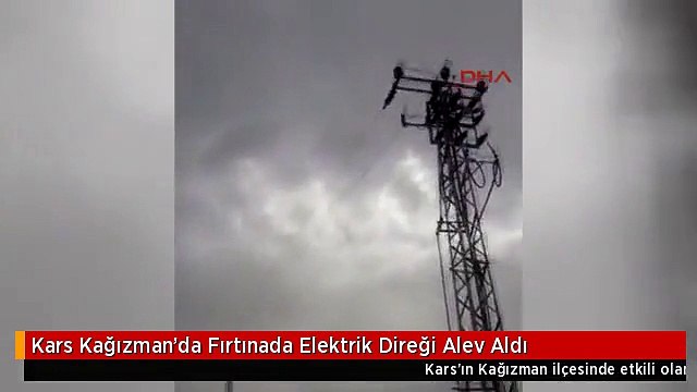 Kars Kağızman'da Fırtınada Elektrik Direği Alev Aldı