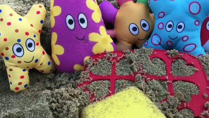 HAAHOOS TOYS Making Sand Hearts At The BEACH!-bxGRkK32la8