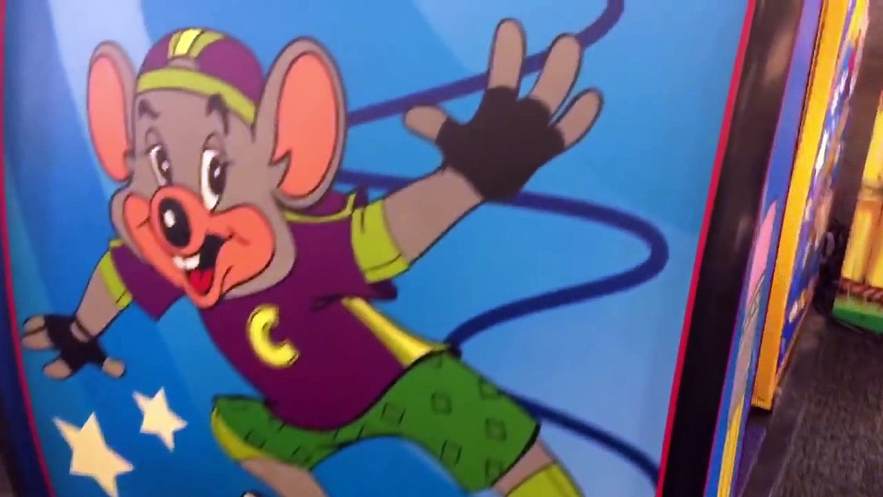 IGGLE PIGGLE and UPSY DAISY Toys Chuck E Cheese Photo Booth!-WNUQB16xRUg