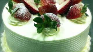 How to make a fruit and sponge cake with whipped cream | Recipes R Simple