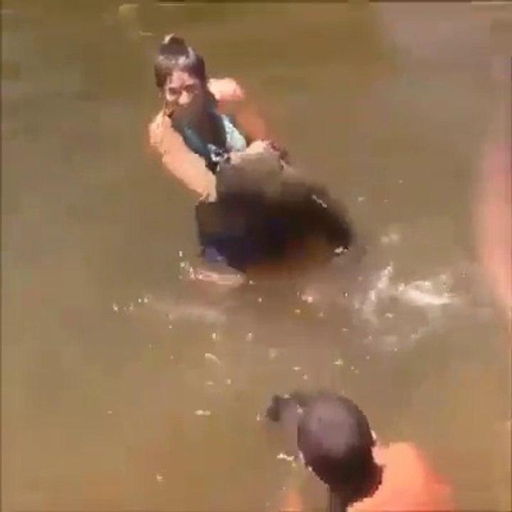 Elle sort un poisson énorme à la main... Peche au poisson-chat géant