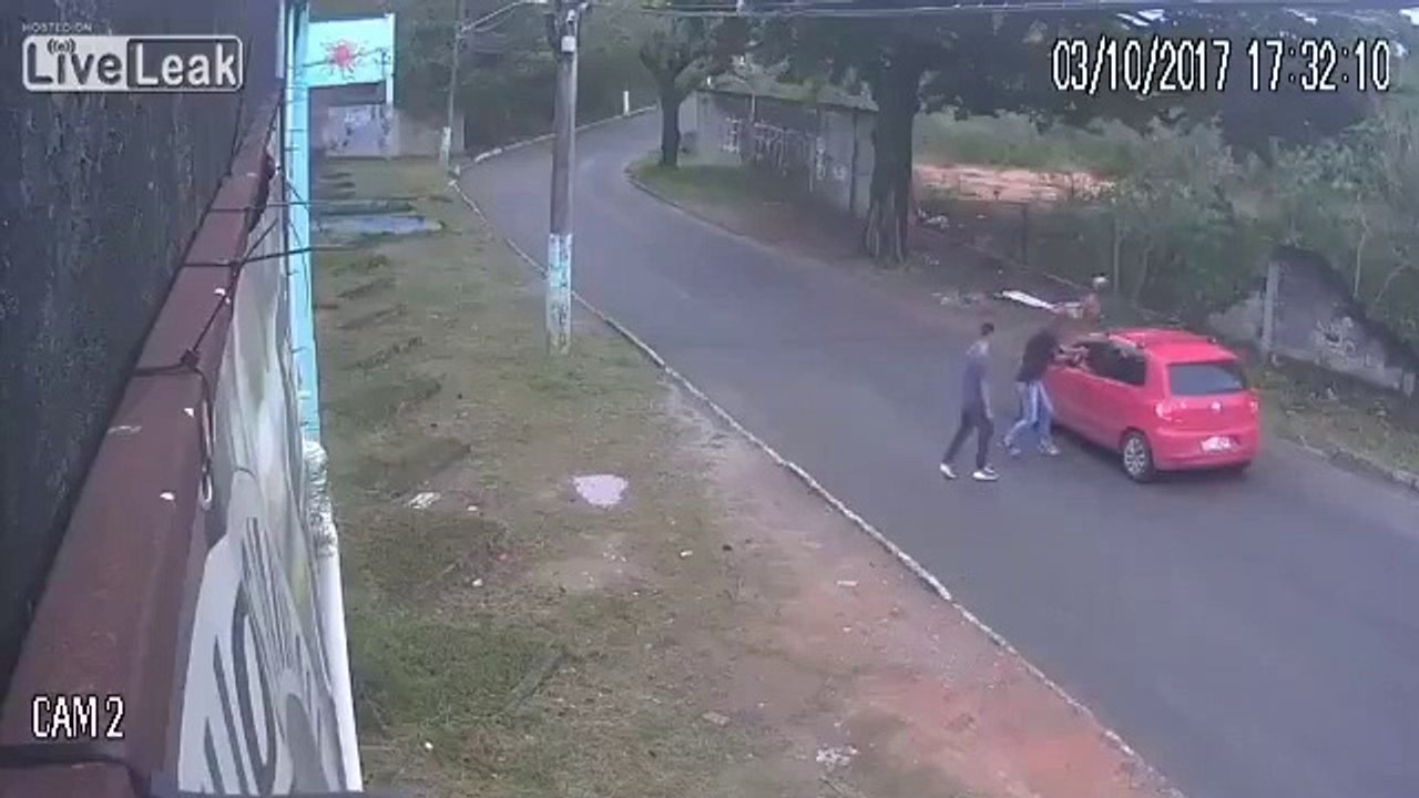 Carjacking en pleine route, ce couple et son enfant se font braquer par 3 hommes armés