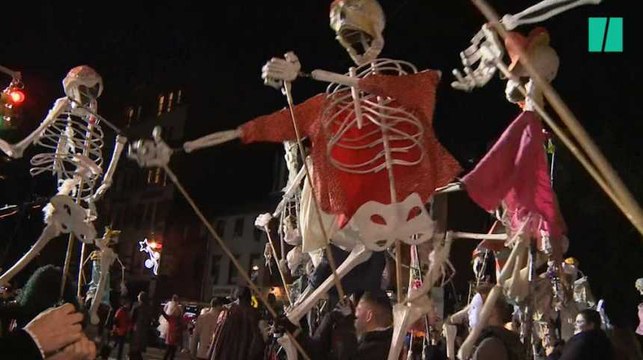 Juste après l'attentat, le contraste saisissant avec ces New-yorkais déguisés pour Halloween