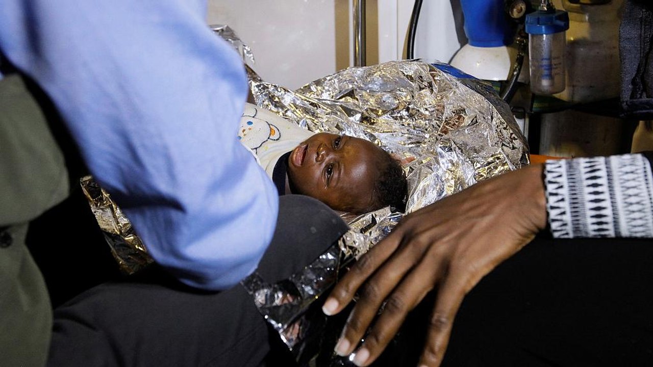 Los guardacostas libios interceptan 300 inmigrantes subsaharianos