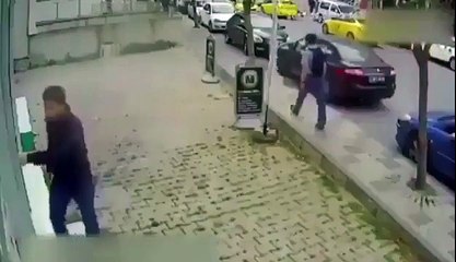 Ataşehir'de Başörtülü kadına yumruklu saldırı