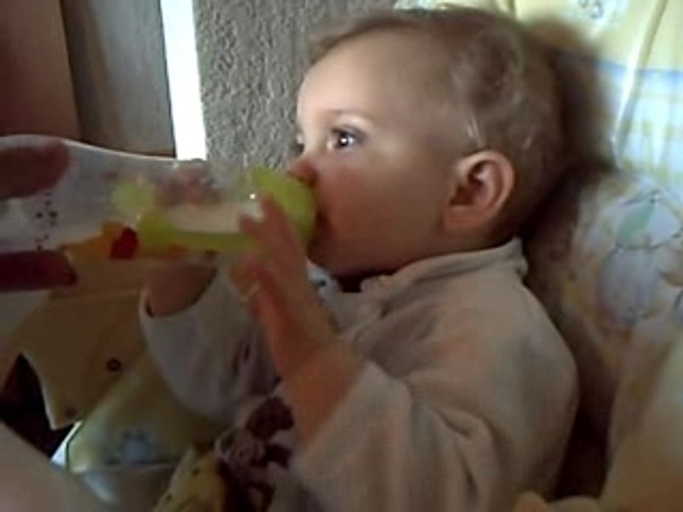 Justine boit un biberon toute seule