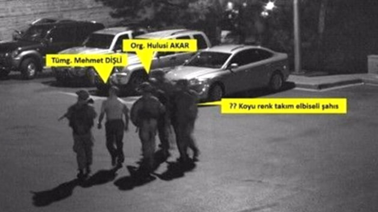 Akar'ın Yanındaki "Koyu Renk Takım Elbiseli Şahıs" Koruma Astsubayı Çıktı