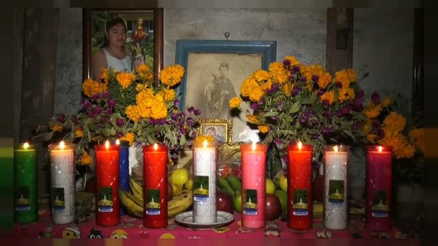 México honra a sus muertos entre ruinas