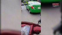 Vietnam : un homme en scooter pète les plombs et attaque les voitures à la machette (vidéo)