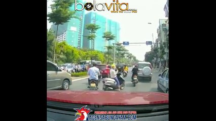 Om Bule habis kesabaran ngadepin raja jalanan yang lagi video call di tengah jalan!Sabar mister.. this is Power of Emak2