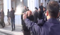 Eylem yapan dolmuşçulara polisten biber gazlı müdahale