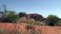 Austrália vai proibir escalada de turistas no monólito Uluru