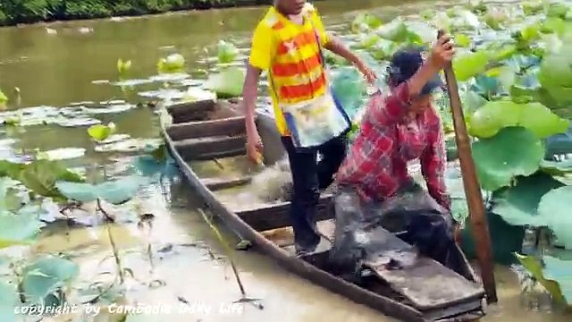 Terrifying!! Two Children Catch Big Snake Near River while Spreading Fishing Net Trap on B