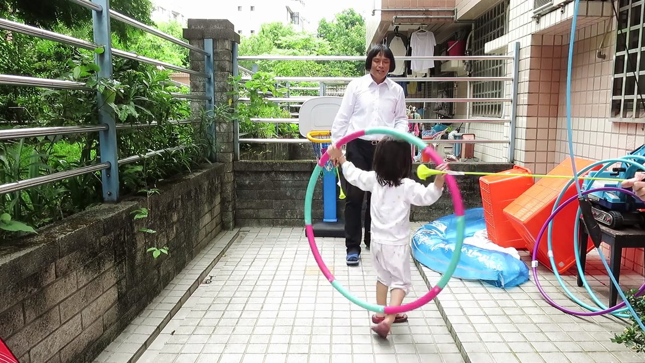 寶貝日記(玩玩具射箭搖呼拉圈餵雞)MVI 9893