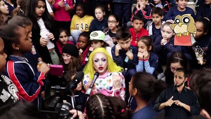 Travesti na Escola Na Hora do Lanche - Dia das Crianças