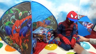 Макс Человек - Паук стреляет паутиной и открывает много игрушек в палатке Spider-Men a lot of toys