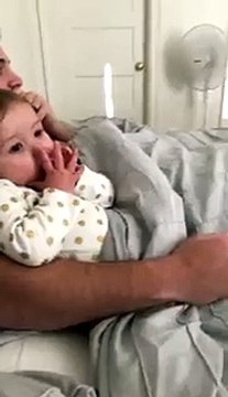 Une petite fille mignonne garde la main de son père et n'aime pas partager !