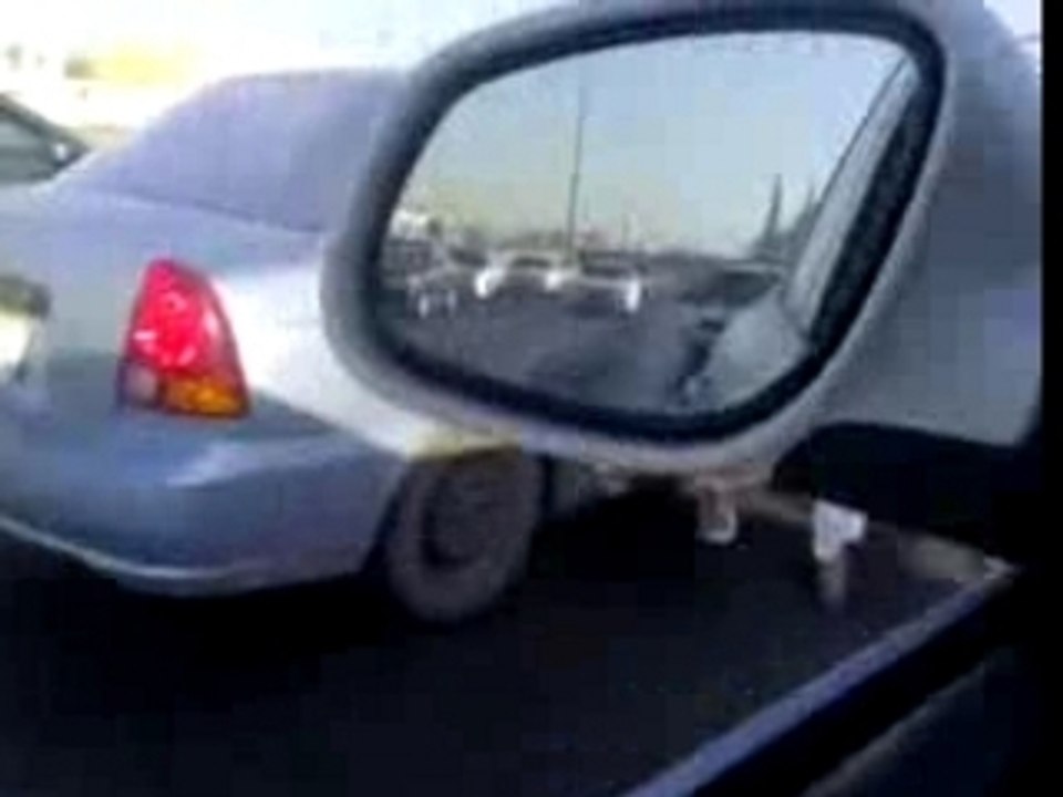 Des skateurs (saoudien) en sandales sur l'autoroute!!