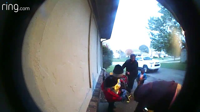 Maman prend TOUS les bonbons de cette maison ! Bel exemple... Halloween