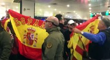 Una desena de persones d'ideologia espanyolista exhibeixen banderes mentre la gent els escridassa