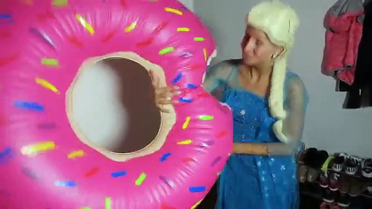 SPIDERMAN & FROZEN ELSA Giant Candy Donut w/ Pink Spidergirl, Doctor, Ugly Elsa, Prank!Superhero Fun