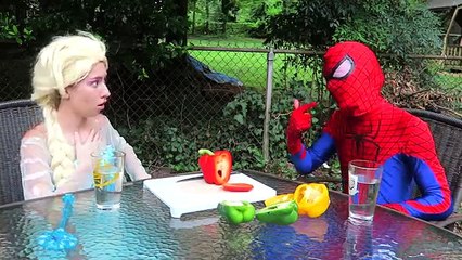Örümcek Adam & Frozen Elsa SICAK Biber Savaşı! Catwoman, Ironman, Joker, Ariel w /!