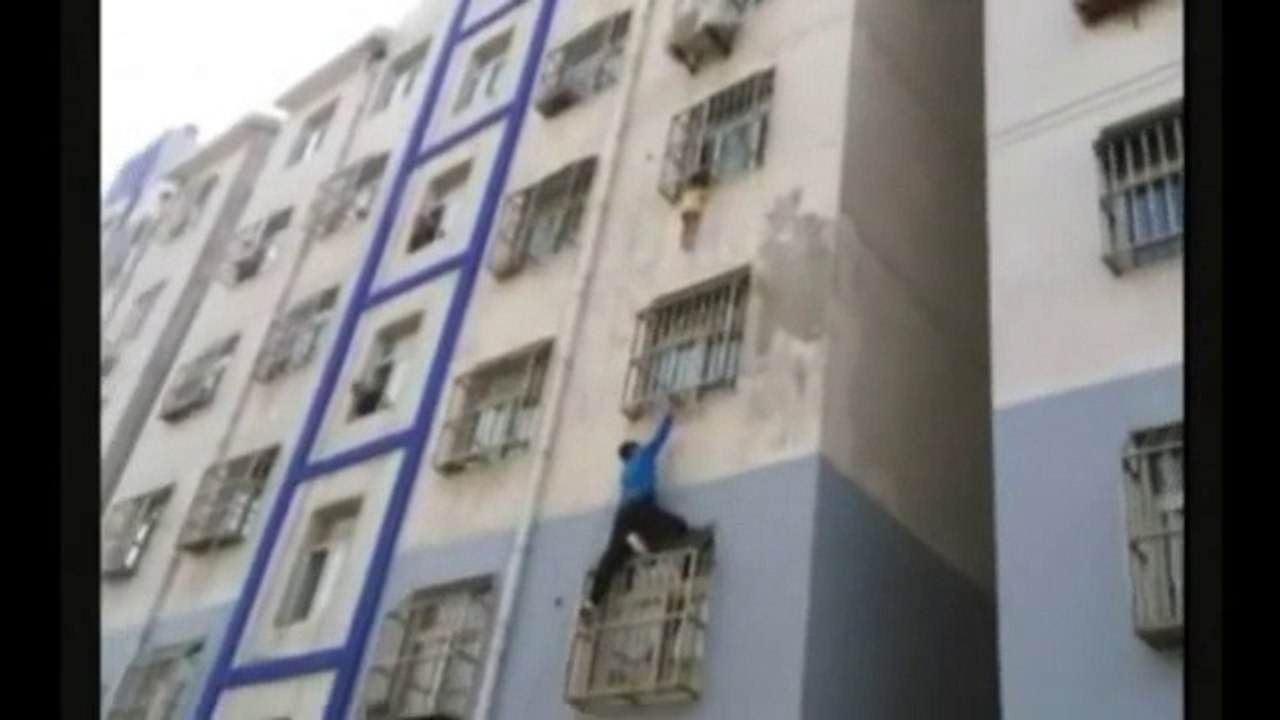 Il prend d'énormes risques pour sauver un bébé accroché la tête en bas à un balcon... héro du jour