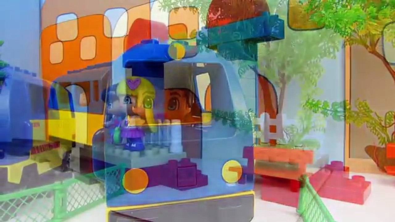 Aventuras PinyPon en Mundo Juguetes, las muñecas PinyPon visitan la granja de caballos de Playmobil