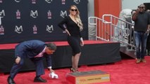Mariah Carey imprime sus huellas en el Paseo de la Fama de Hollywood