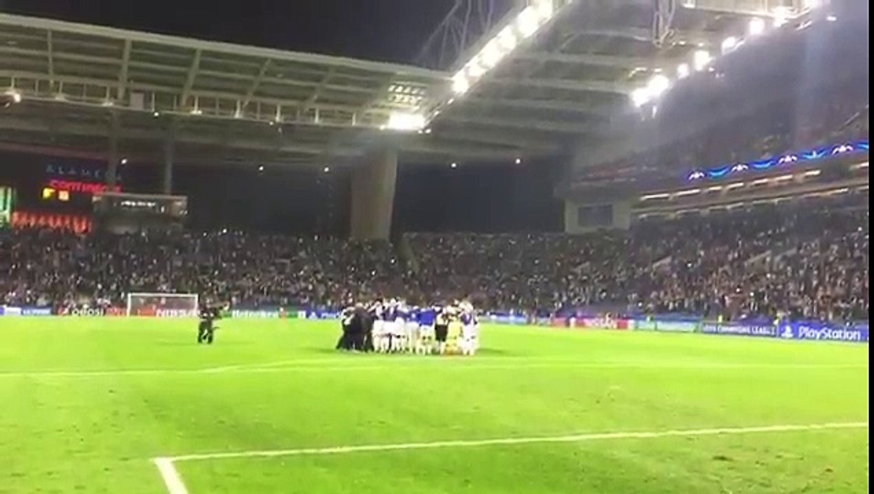 Jogadores do FC Porto juntam-se no relvado e o público reage de forma INCRÍVEL