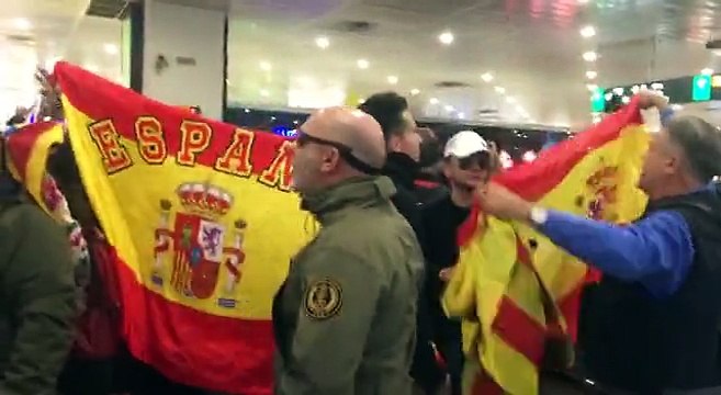 Ultres acorralats a Sants per la multitud que els crida 'no feu por'