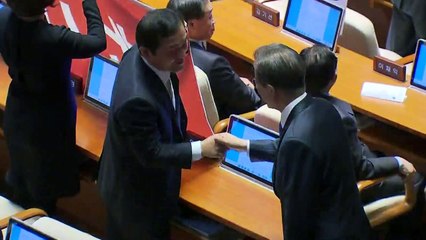 문 대통령, '현수막 시위' 자유한국당 먼저 찾아 악수 / YTN
