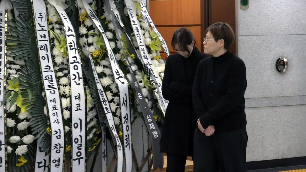 故 김주혁 빈소 이틀째 조문 행렬...팬들에게도 개방 / YTN